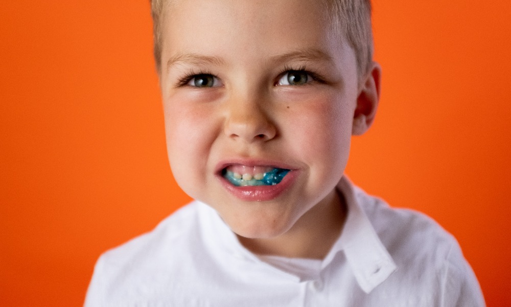 Ребенок с зубной пастой во рту.jpg