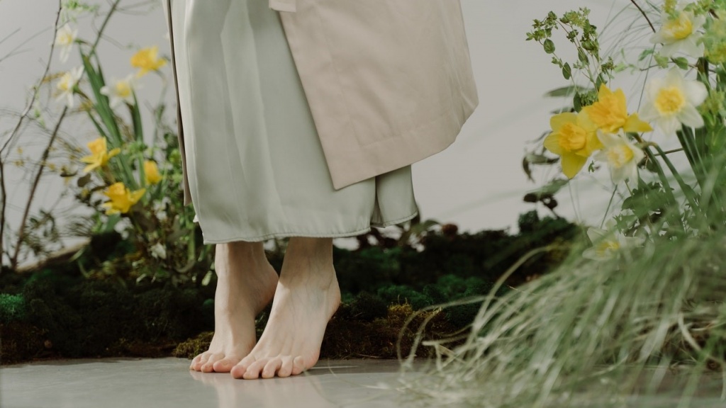 barefoot.jpg barefoot.jpg