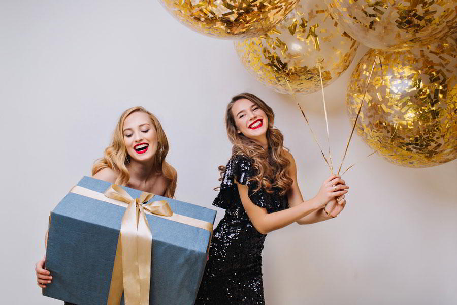 Для милых дам: 13 бьюти-подарков к Новому году на любой вкус, цвет и кошелек
