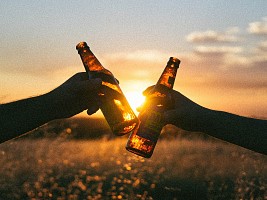 Оградить от стресса и не пытаться изменить: 5 советов, как помочь близкому с алкогольной зависимостью