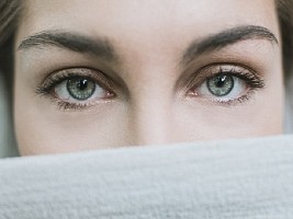 Достойное окружение: 5 советов по уходу за кожей вокруг глаз