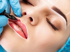 5 косметологических процедур, которые уже не актуальны (но многие продолжают их делать)