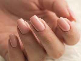 От текстуры до цвета: как ногти выдают возраст женщины