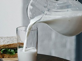 Гормоны, проблемы с ЖКТ, онкология: мифы и правда о коровьем молоке