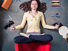 Без отрыва от работы: 5 упражнения из йоги, которые помогут избавиться от усталости в офисе