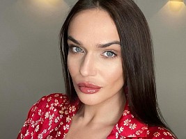 «Пью через трубочку и не целуюсь»: Алена Водонаева показала, как выглядят губы после процедуры перманентного макияжа 