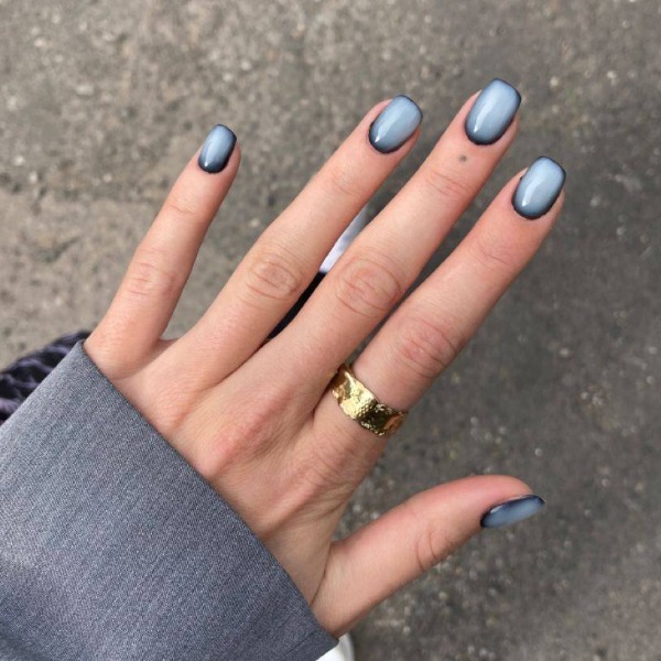 Коричневый и голубой — самое модное сочетание в маникюре этой зимой