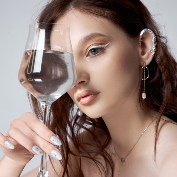 «Сухой январь»: как мировой тренд на трезвость может улучшить здоровье кожи