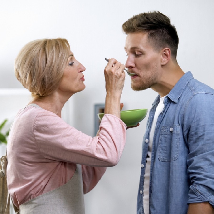 Как не воспитать «сыночку-корзиночку»: почему вырастают инфантильные мужчины и как этого не допустить