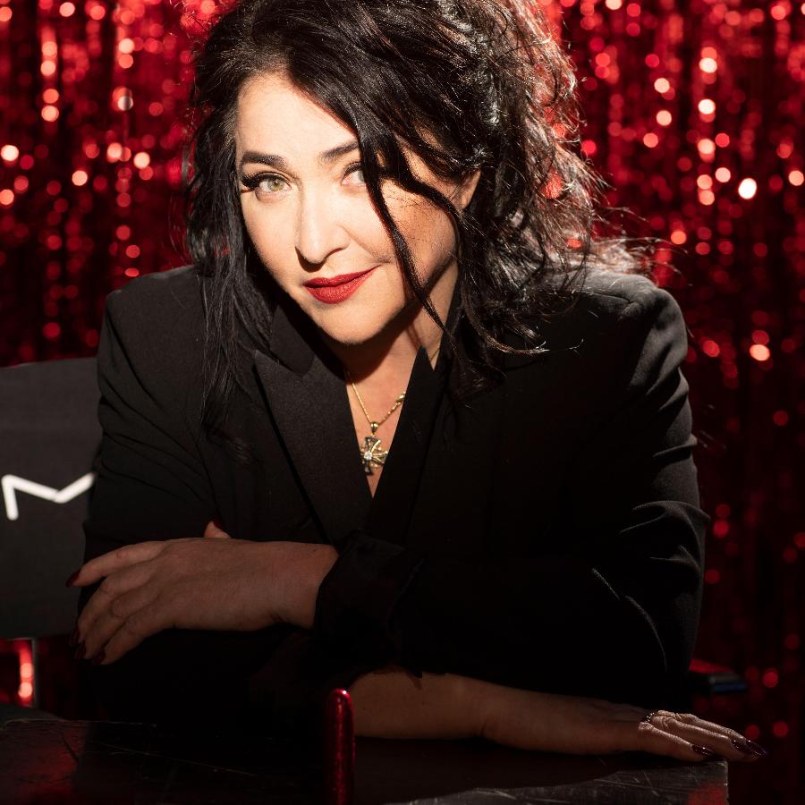 Kokrak uchlari shishgan yalangoch rus qizlari