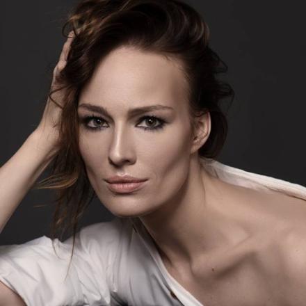 Ол кискасымен ер адамның бетіне отырды