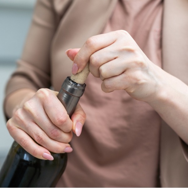 «Звоночек, который нельзя пропустить»: нарколог — о первых признаках алкоголизма на примере российских и мировых звезд