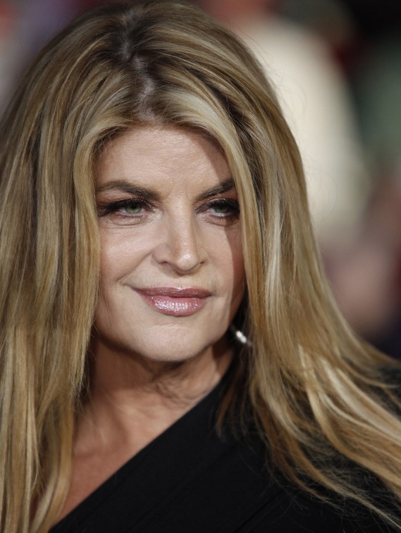 Брюнетка қалпақшасында