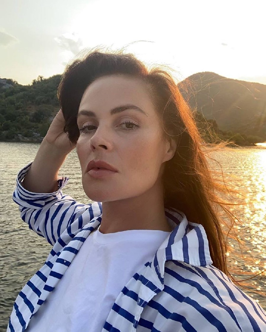 Мен жұрттың алдында жалаңаш жүргенді ұнатамын. Конвульсивті оргазмы бар жас лесбияндардың қатысуымен порно көріңіз