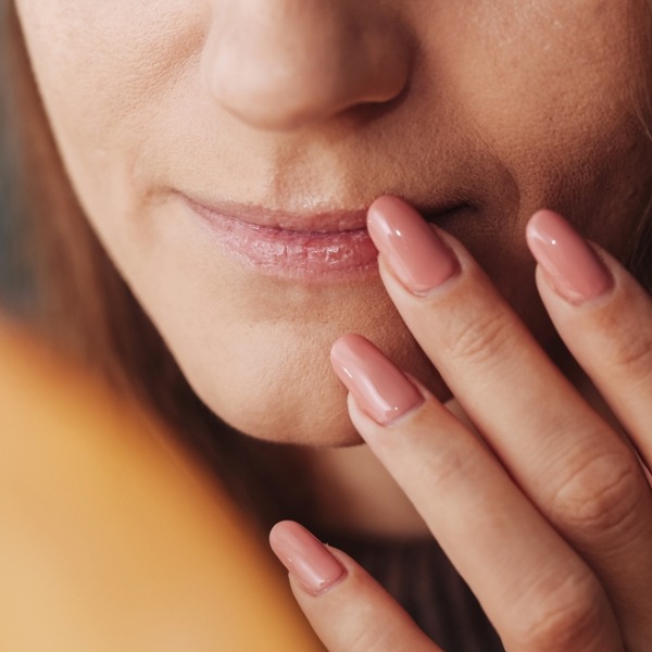 Сохнут губы зимой: почему это происходит и как лечить