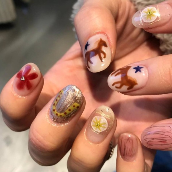 Планируем 8 марта заранее: главные дизайны маникюра к этому празднику