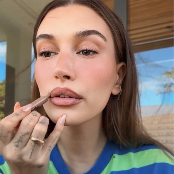 Хейли Бибер поделилась с поклонниками содержимым своей косметички: рассказываем, что в ней есть