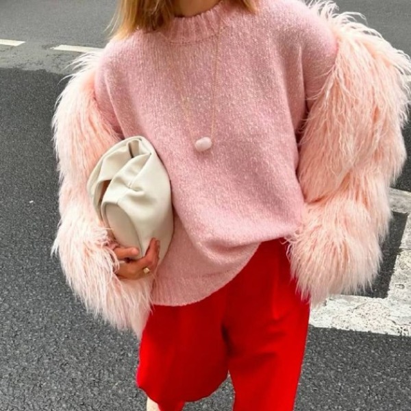 Яркая комбинация в стиле на этот декабрь — сочетание розового и красного