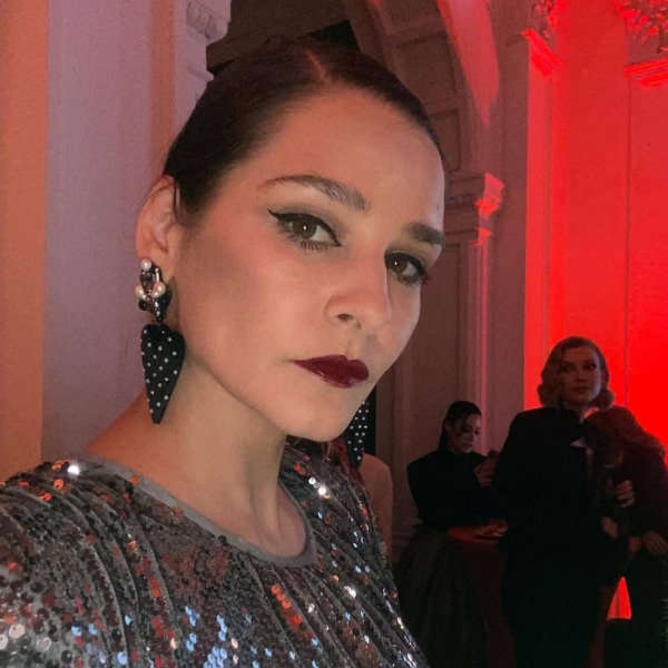 «Они думают, что забеременеть можно от поцелуев»: Глафира Тарханова о важности разговоров с детьми о сексе