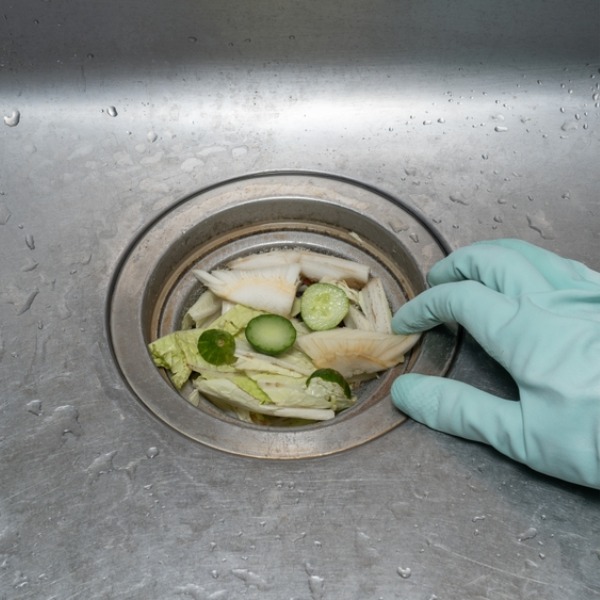 Что ни в коем случае нельзя смывать в раковину на кухне