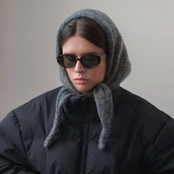 Треугольный шарф стал главным головным убором этой зимы