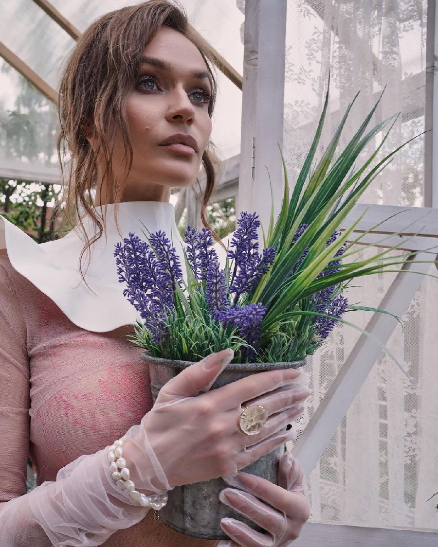 Байланған жалаңаш қыздардың видеосы