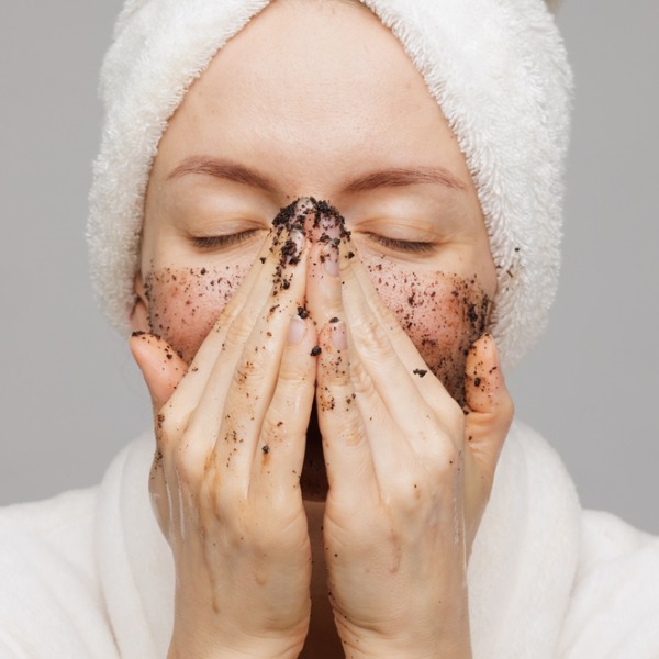 7 вещей, которые дерматологи никогда не сделают со своей кожей