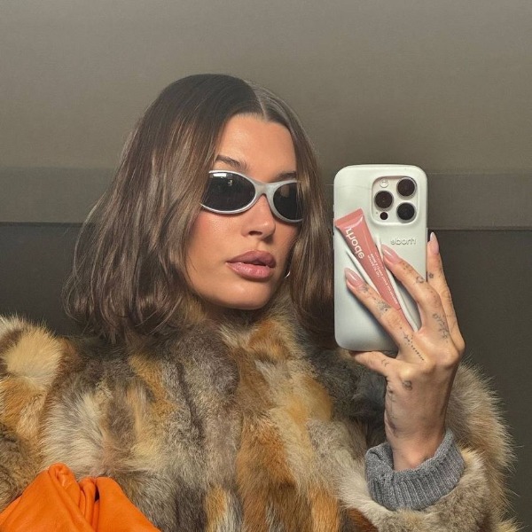 Телефон — главный бьюти-аксессуар 2026 года: как его предлагают носить бренды косметики?