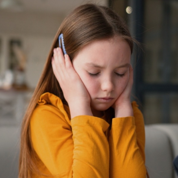 «Почему не пятерка?»: какие повседневные фразы и установки медленно разрушают самооценку вашего ребенка