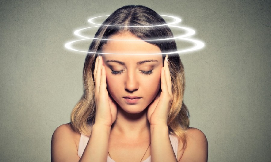 Звон в голове. Головокружение фото. Болит голова. Головокружение у женщины. Кружится голова картинки.