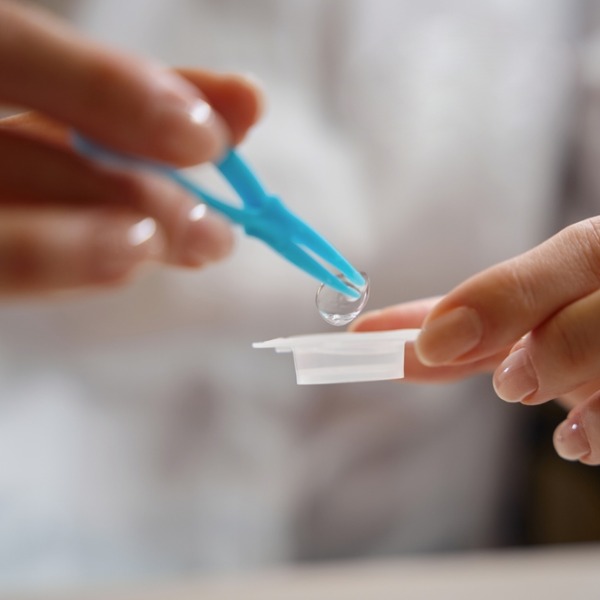 Как носить контактные линзы, чтобы не навредить здоровью глаз: 9 правил Как носить контактные линзы, чтобы не навредить здоровью глаз: 9 правил