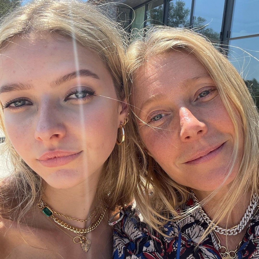 Гвинет Пэлтроу с дочкой gwynethpaltrow_242909335_545782413188241_5414028743328937426_n.jpg