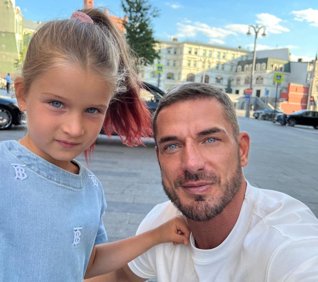 Курбан Омаров с дочерью zimamoscow_299778575_114137388066607_5864987218820786172_n (1).jpg