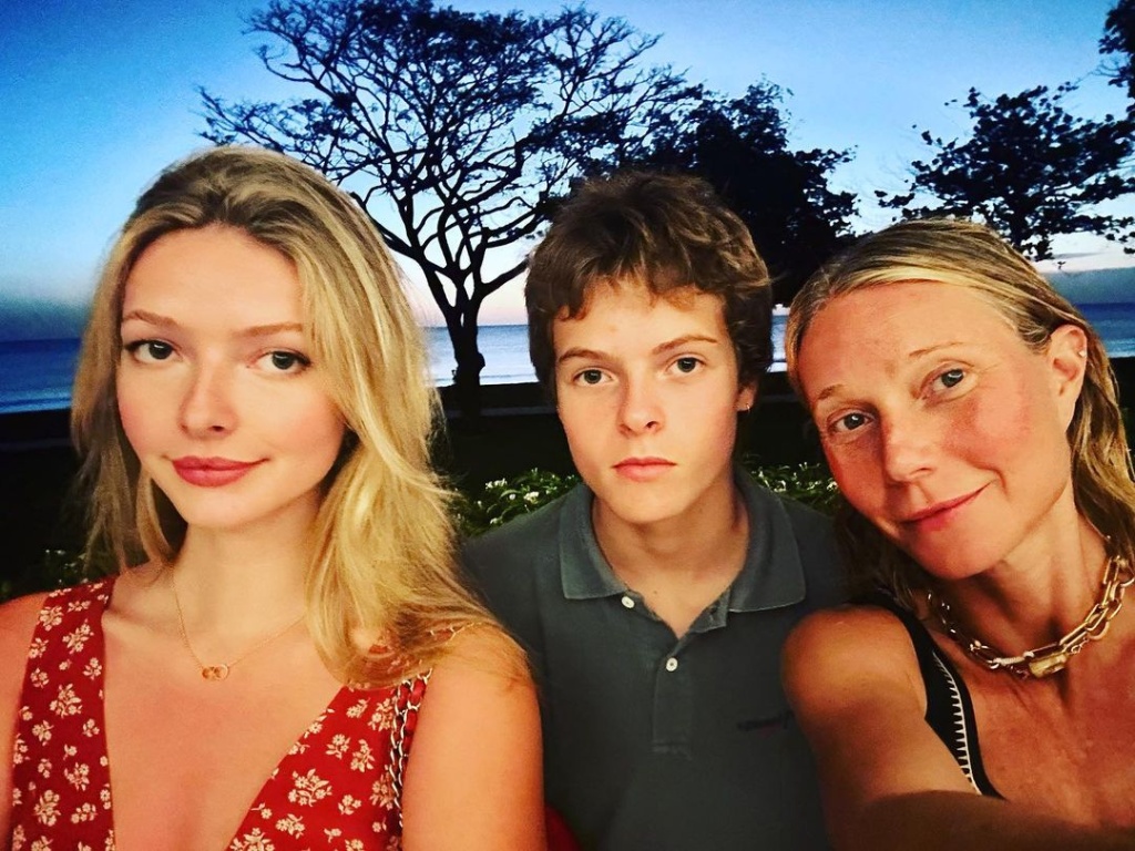 Гвинет с детьми gwynethpaltrow_322962382_1690574908062901_3288461505301591876_n.jpg