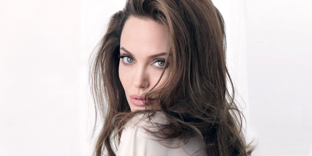 GUERLAIN-MON-GUERLAIN-EAU-DE-PARFUM-INTENSE-FILM-STARRING-ANGELINA-JOLIE.jpg