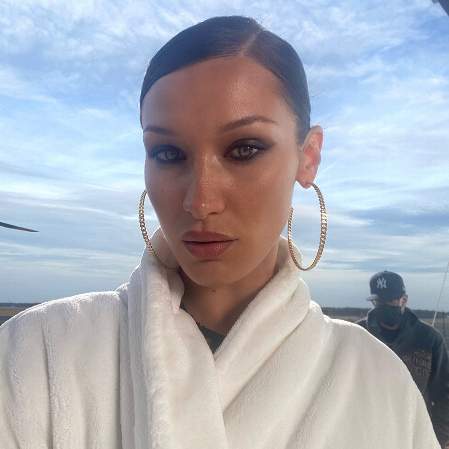 bellahadid_277081926_1352908635184119_8958006390473349808_n (1).jpg