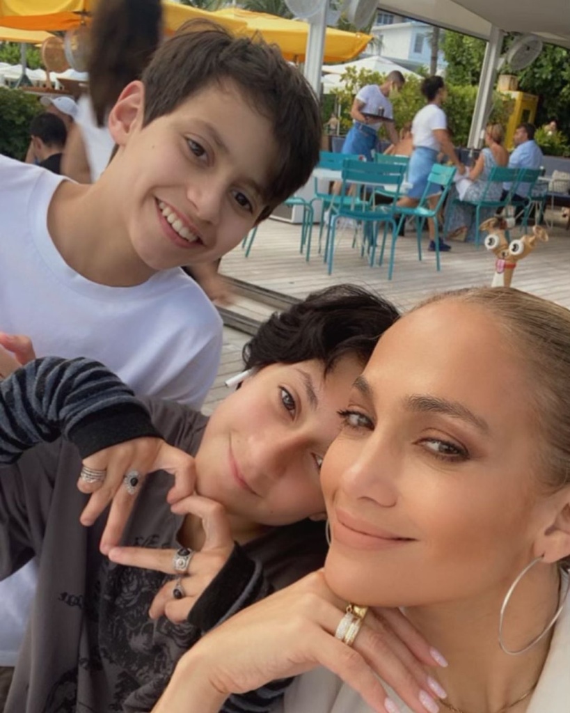 Дженнифер Лопес с детьми jlo_183593397_2906461006341900_9102196027479075376_n.jpg