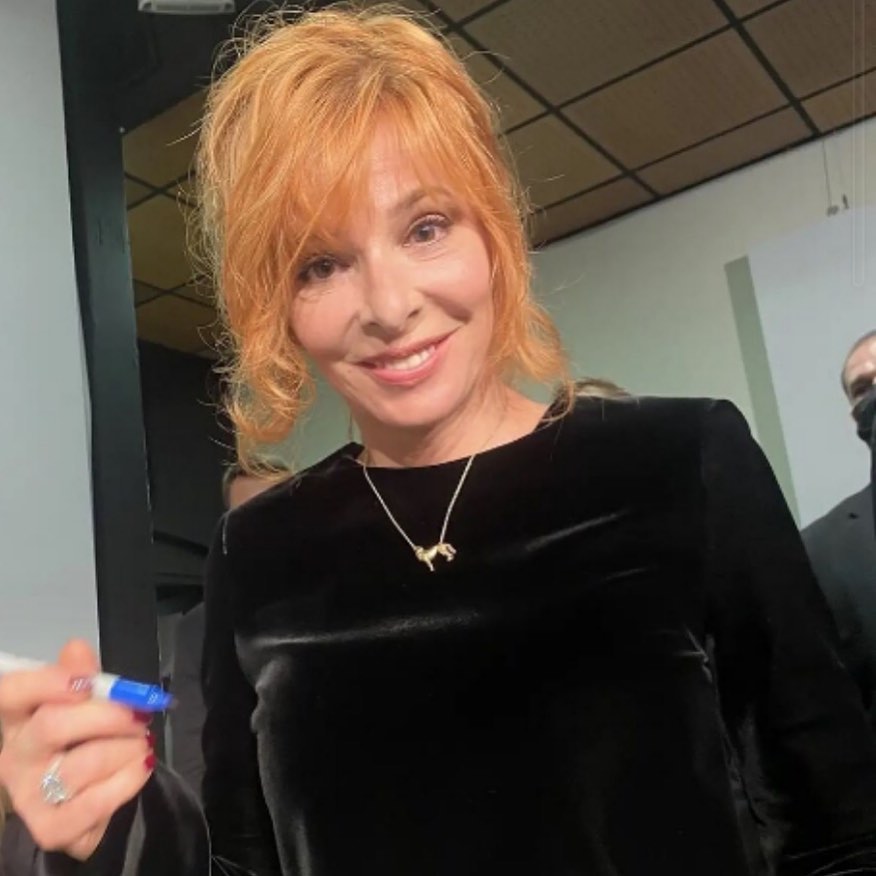 mylene.farmer.official_219463854_254142406145391_7214704717614719769_n.jpg