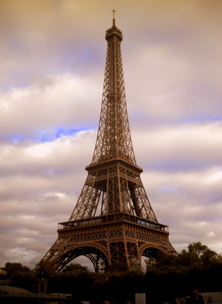 eiffel-tower-3956866_1920.jpg