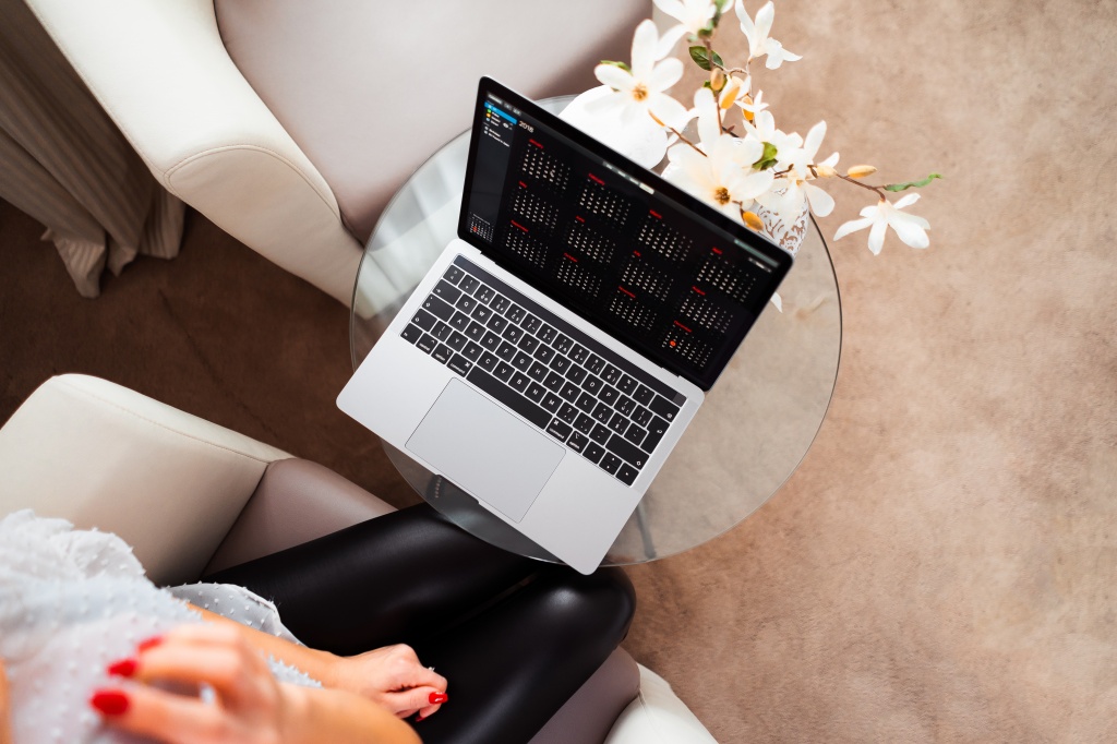 elegant-woman-working-in-luxury-cafe-picjumbo-com.jpg