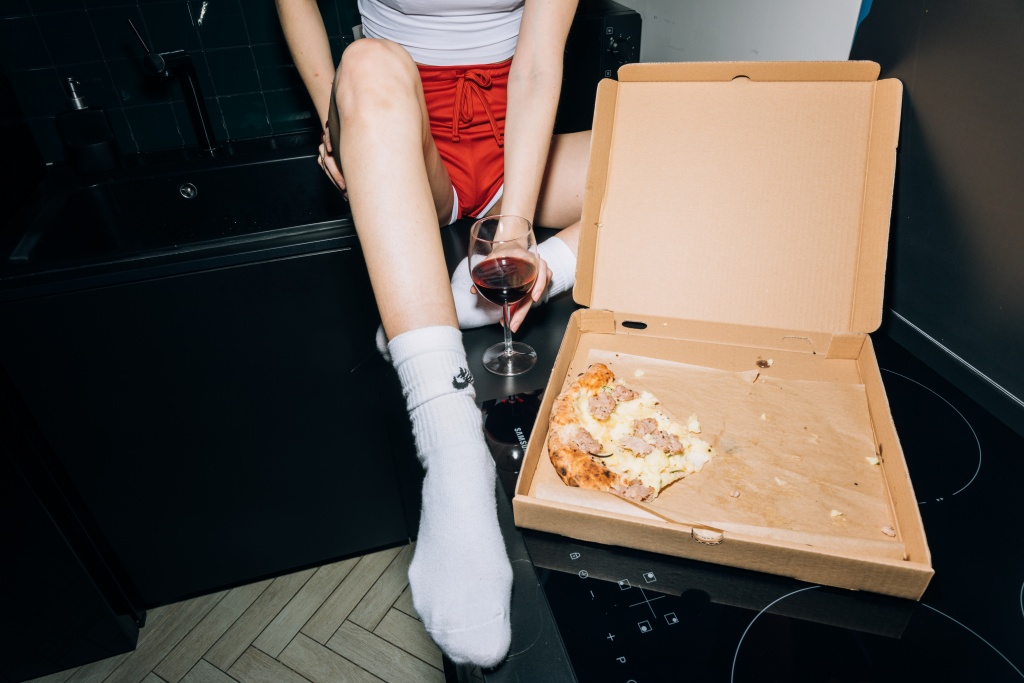 нога девушки, пицца, вино.jpg