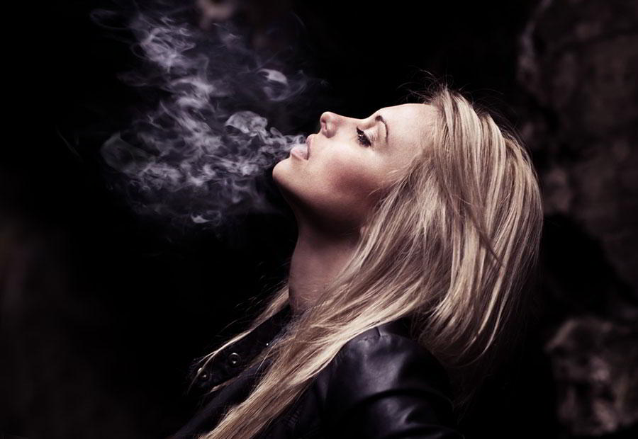 женщина-в-клубах-дыма.jpg