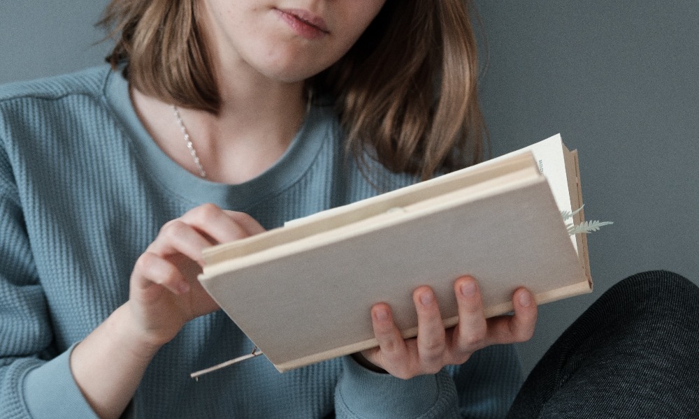читает книгу.jpg читает книгу.jpg