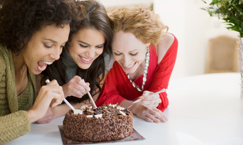 Девушки едят торт.jpg