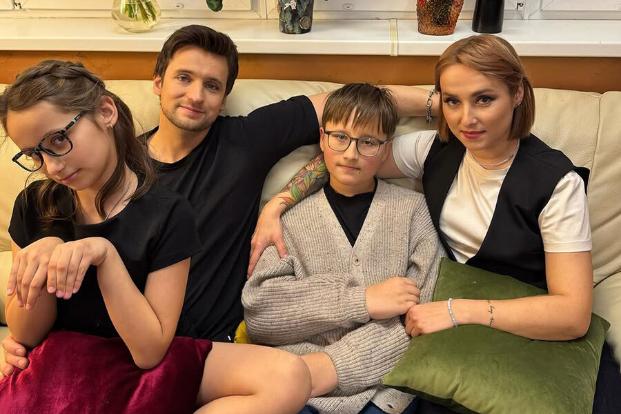 Дмитрий Колдун с женой и детьми.jpg