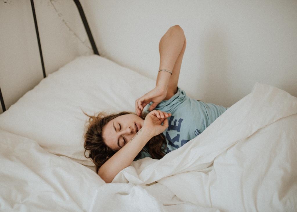 Дергаете ногой, когда засыпаете: 10 фактов о миоклонусе сна