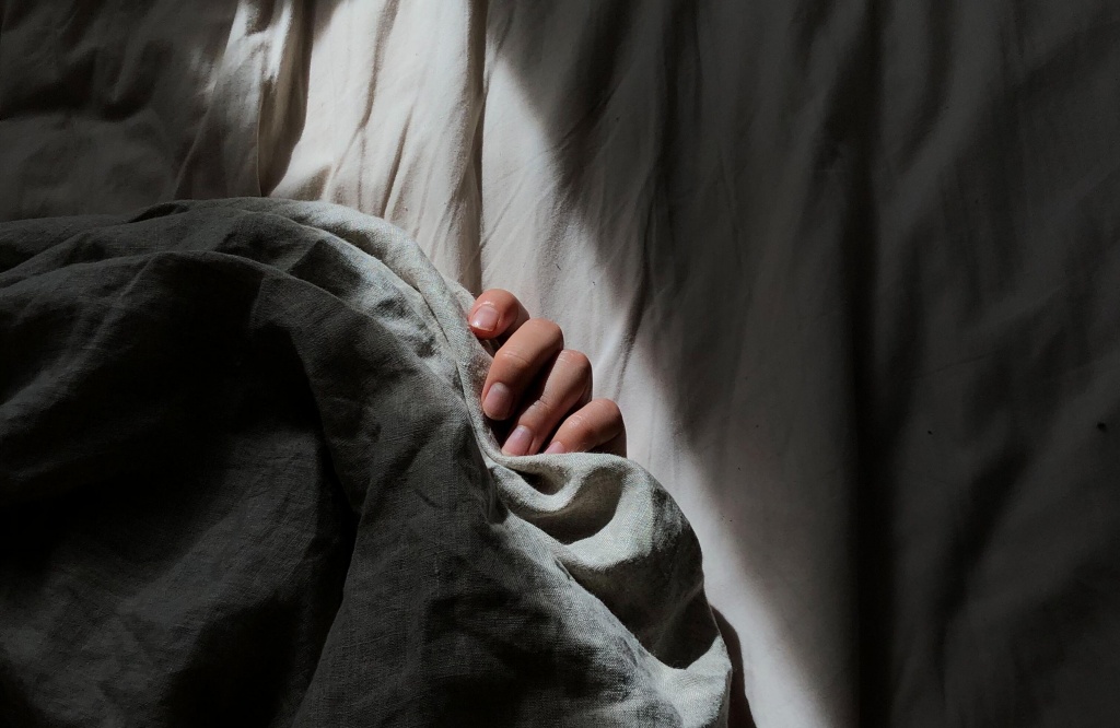 рука девушки в постели.jpg