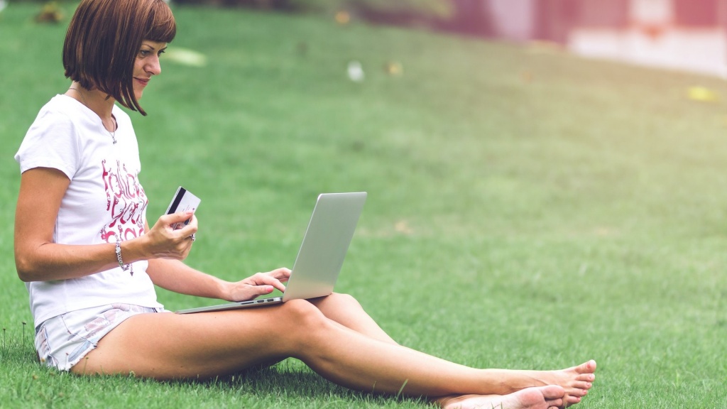 Womna sitting on grass naked legs.jpg Womna sitting on grass naked legs.jpg