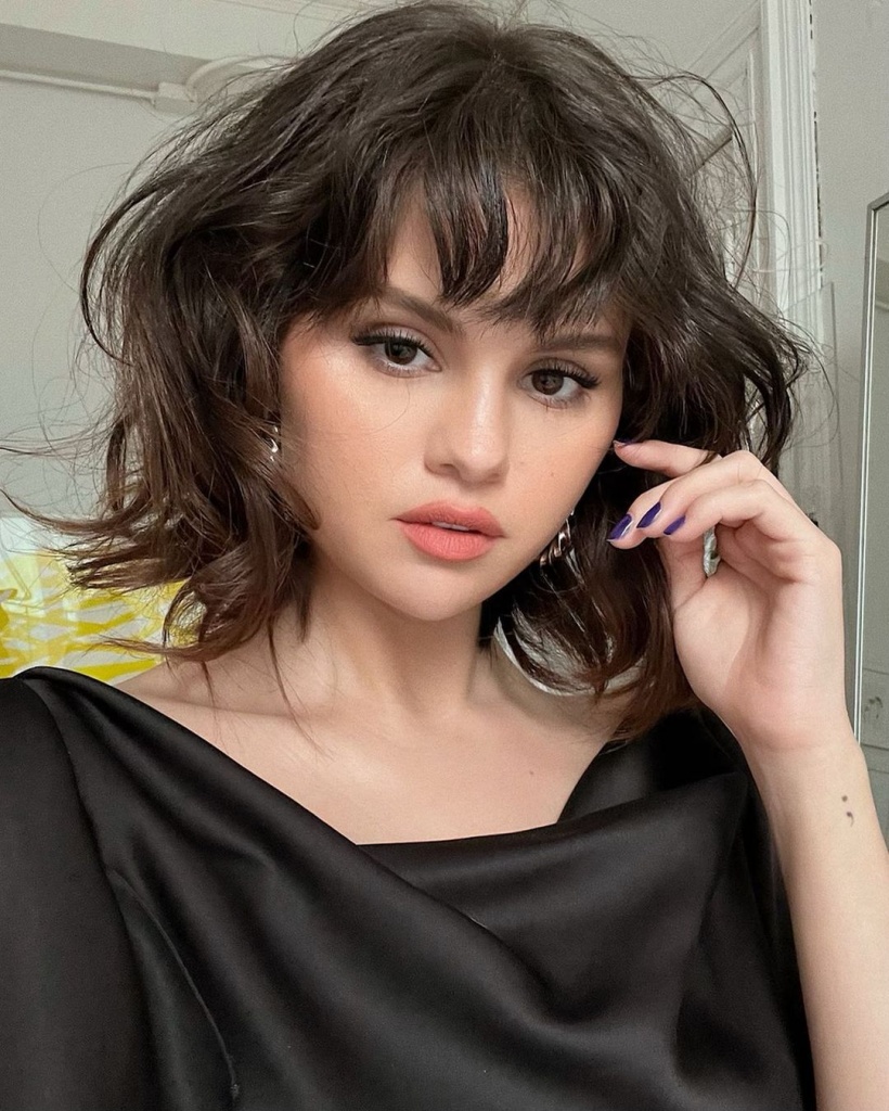 La parigina Selena Gomez ha fatto un taglio di capelli con frangia alla moda collo di bottiglia