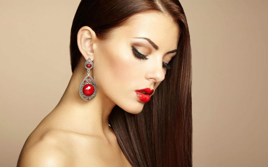 Beautiful-makeup-girl-earring-fashion_1920x1200.jpg
